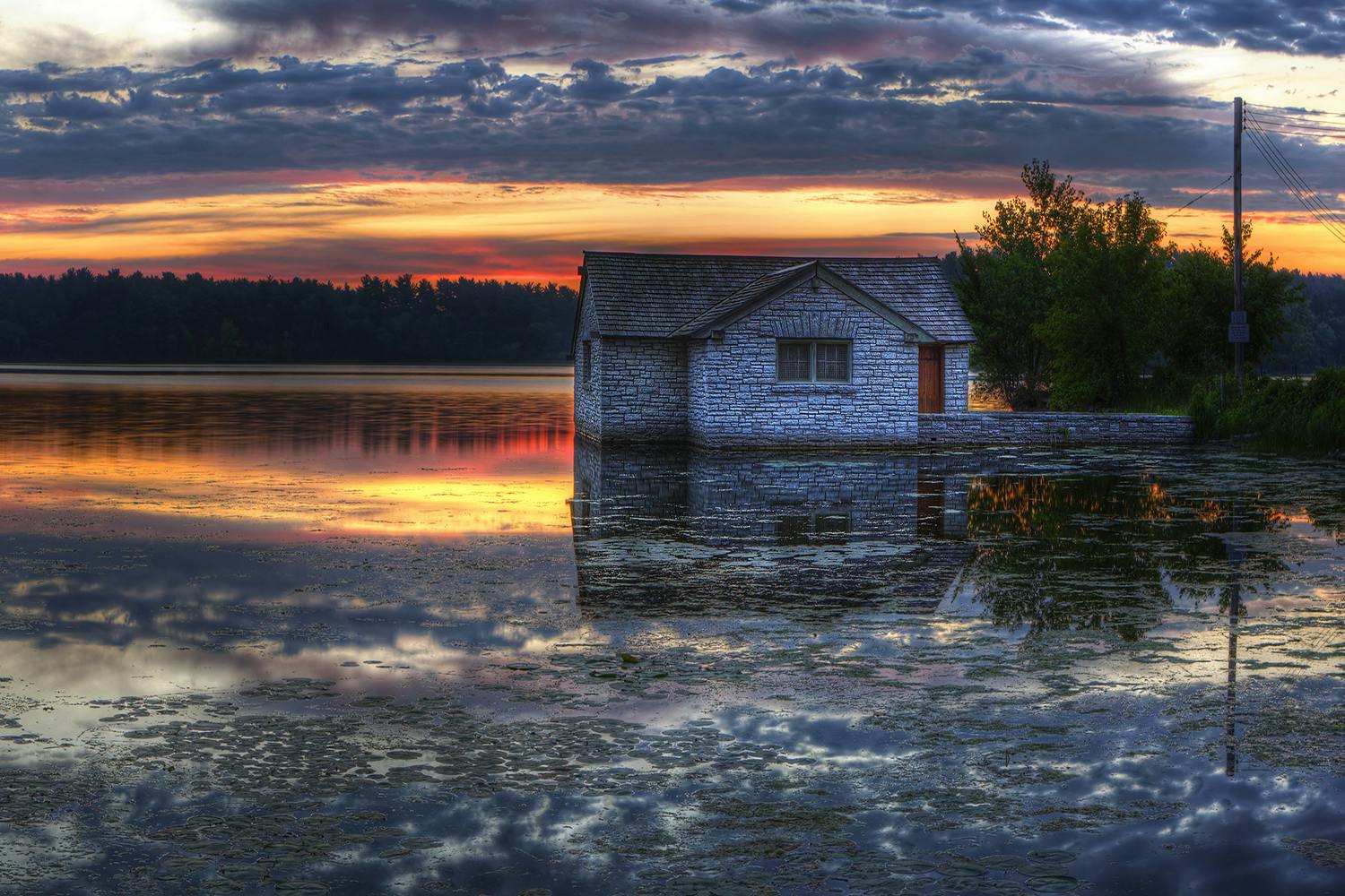 HDR-tekniikka tuo sekä tummien että kirkkaiden alueiden sävyt näkyviin silloin kun kohteen valoisuuserot ovat suuret.
